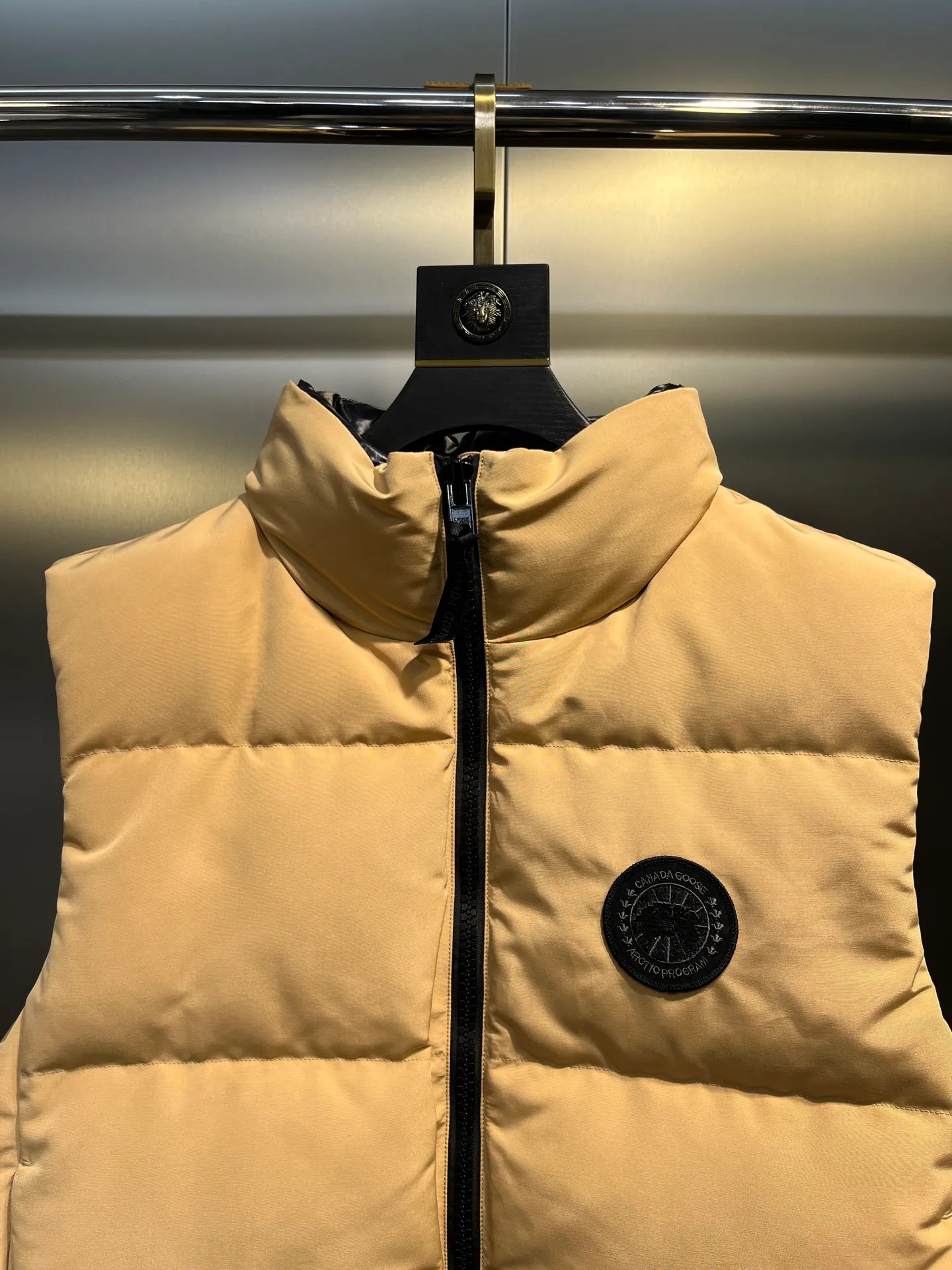P660 Canadian Grandview black label women's short vest.  Constructed from Arctic Tech recycled fabric®, it features a cinchable hem for sleek styling and storage. Color: Polaris white, black, beige, soft light pink.  Size: s-xl
